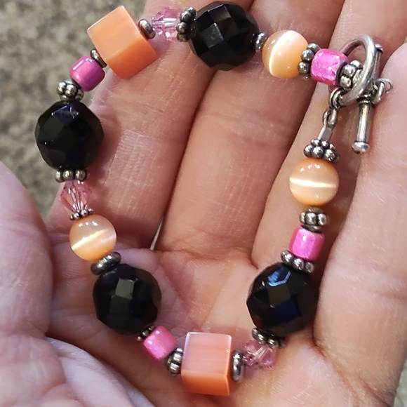 VINTAGE MULTICOLORED ROUND AND SQUARE GLASS BEADED TOGGLE 7.5" BRACELET - Picture 5 of 9